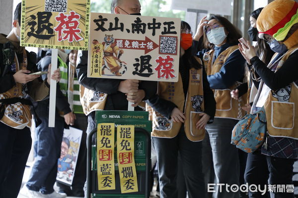 ▲▼全台罷免團體於2/10由曹興誠董事長陪同赴中央選舉委員會遞送罷免選區立委提議連署書，第二波連署書四點已送達中選會。（圖／記者湯興漢攝）