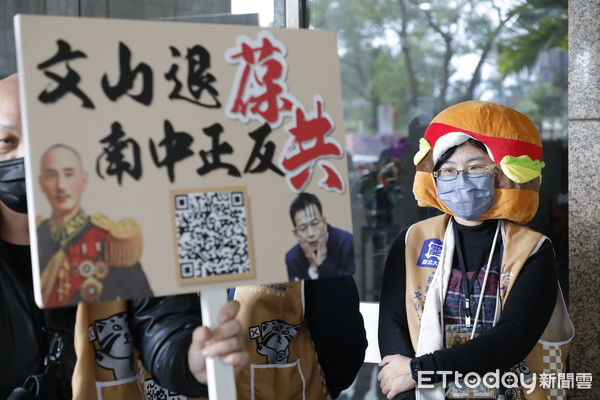 ▲▼全台罷免團體於2/10由曹興誠董事長陪同赴中央選舉委員會遞送罷免選區立委提議連署書，第二波連署書四點已送達中選會。（圖／記者湯興漢攝）