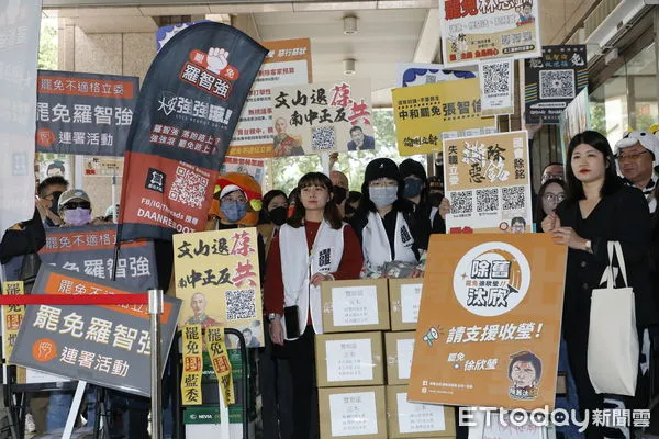 ▲▼全台罷免團體於2/10由曹興誠董事長陪同赴中央選舉委員會遞送罷免選區立委提議連署書，第二波連署書四點已送達中選會。（圖／記者湯興漢攝）