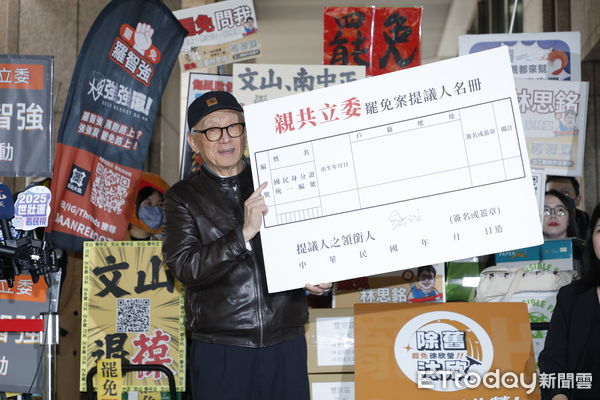 ▲▼全台罷免團體於2/10由曹興誠董事長陪同赴中央選舉委員會遞送罷免選區立委提議連署書，第二波連署書四點已送達中選會。（圖／記者湯興漢攝）