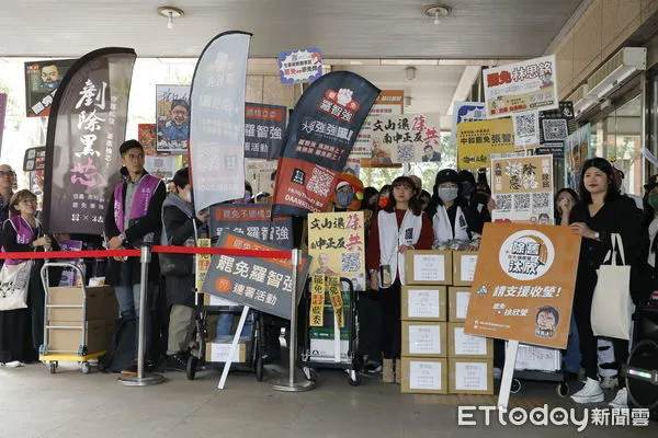 ▲▼全台罷免團體於2/10由曹興誠董事長陪同赴中央選舉委員會遞送罷免選區立委提議連署書，第二波連署書四點已送達中選會。（圖／記者湯興漢攝）