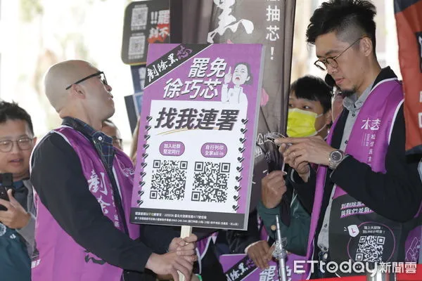 ▲▼全台罷免團體於2/10由曹興誠董事長陪同赴中央選舉委員會遞送罷免選區立委提議連署書，第二波連署書四點已送達中選會。（圖／記者湯興漢攝）