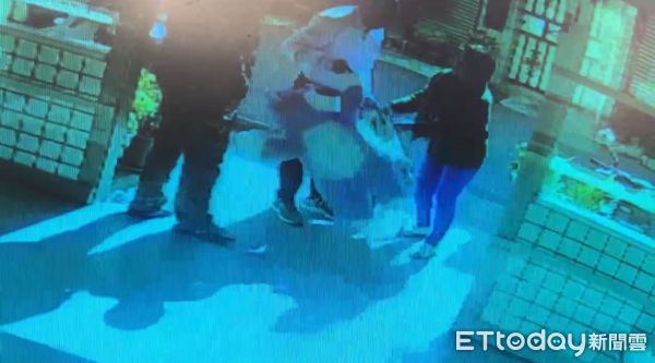 ▲▼熊抱哥掉了...台中6歲童「想救它」5F墜落2F　奇蹟僅輕傷走進醫院。（圖／民眾提供）