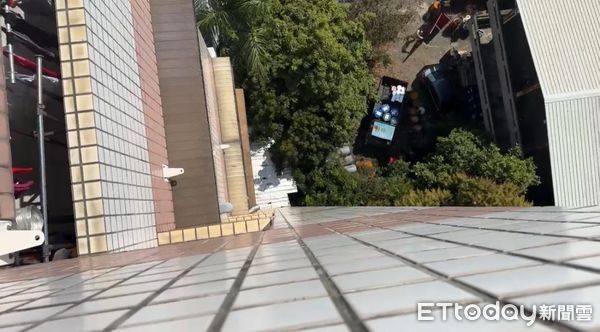 ▲▼熊抱哥掉了...台中6歲童「想救它」5F墜落2F　奇蹟僅輕傷走進醫院。（圖／民眾提供）