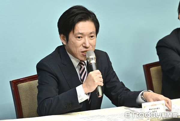 ▲總統賴清德邀請五院院長入府會商國政，總統府副秘書長張惇涵於會後轉述記者會上說明協商內容。（圖／記者李毓康攝）