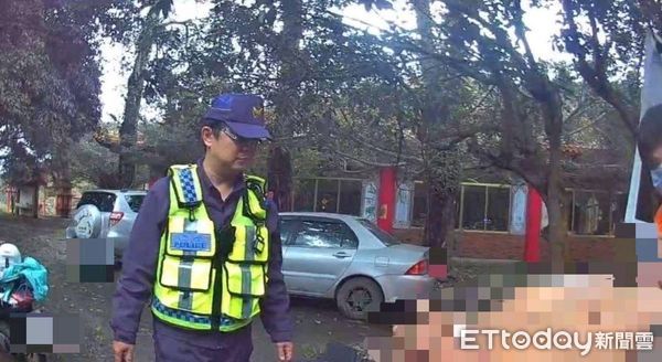 ▲民眾身體不適，警方協助送醫。（圖／記者楊漢聲翻攝）