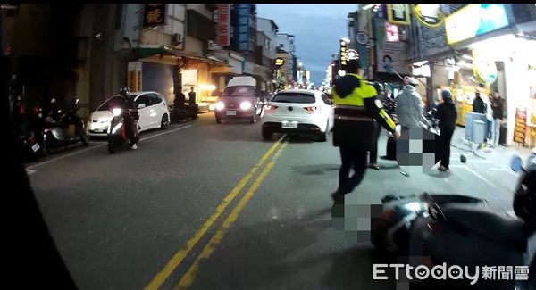 ▲行車糾紛引發肢體衝突，警方迅速到場處理。（圖／記者楊漢聲翻攝）