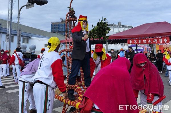 ▲立委莊瑞雄9日親臨擔任「肉身寒單」。（圖／記者楊漢聲翻攝）