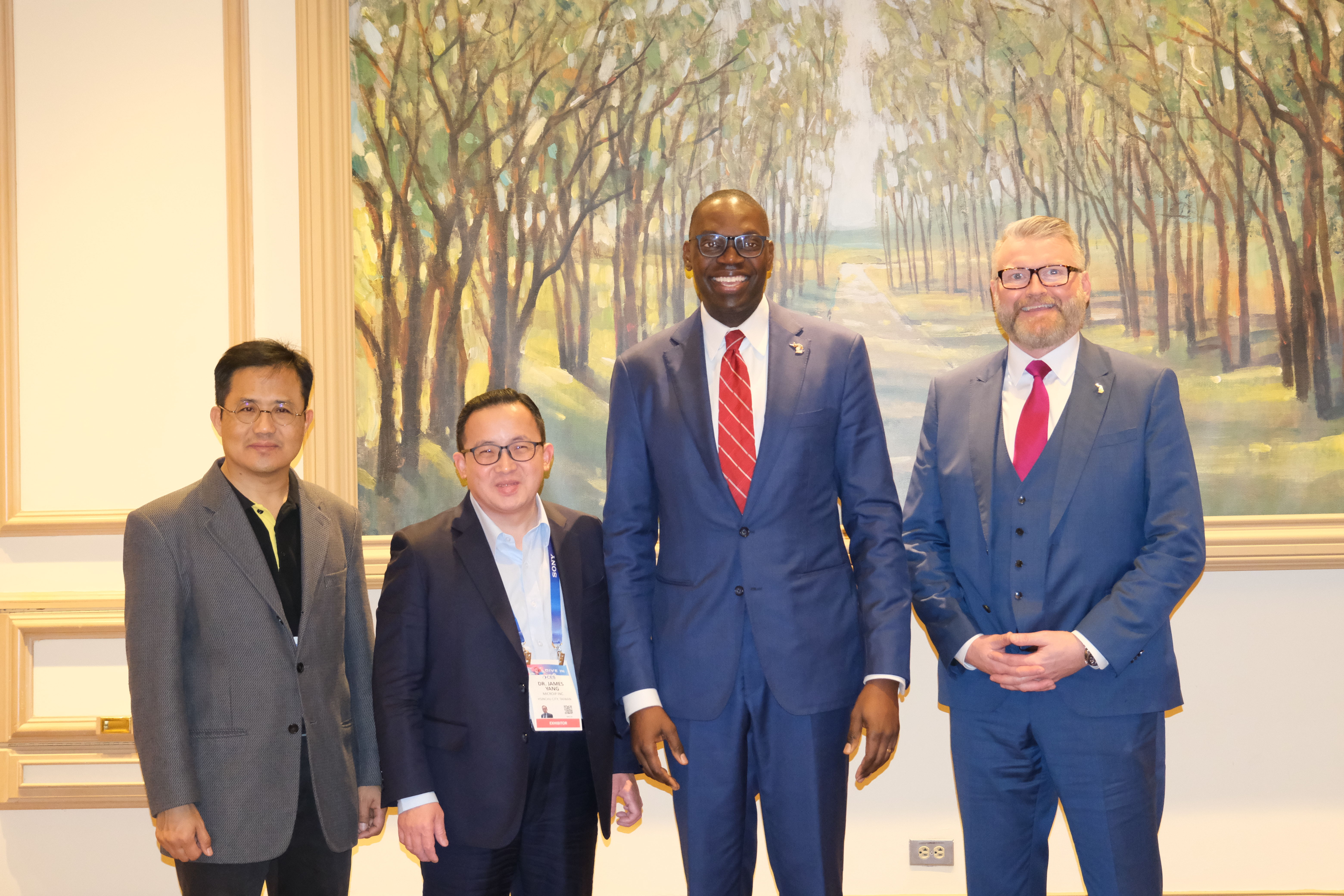 ▲▼擷發科技董事長楊健盟(左二)與美國密西根州副州長Garlin Gilchrist II(右二)進行閉門會議，雙方就未來在汽車產業的ASIC設計服務與AI軟體設計服務等相關領域的合作機會，進行廣泛深入的溝通。（圖／擷發科提供）