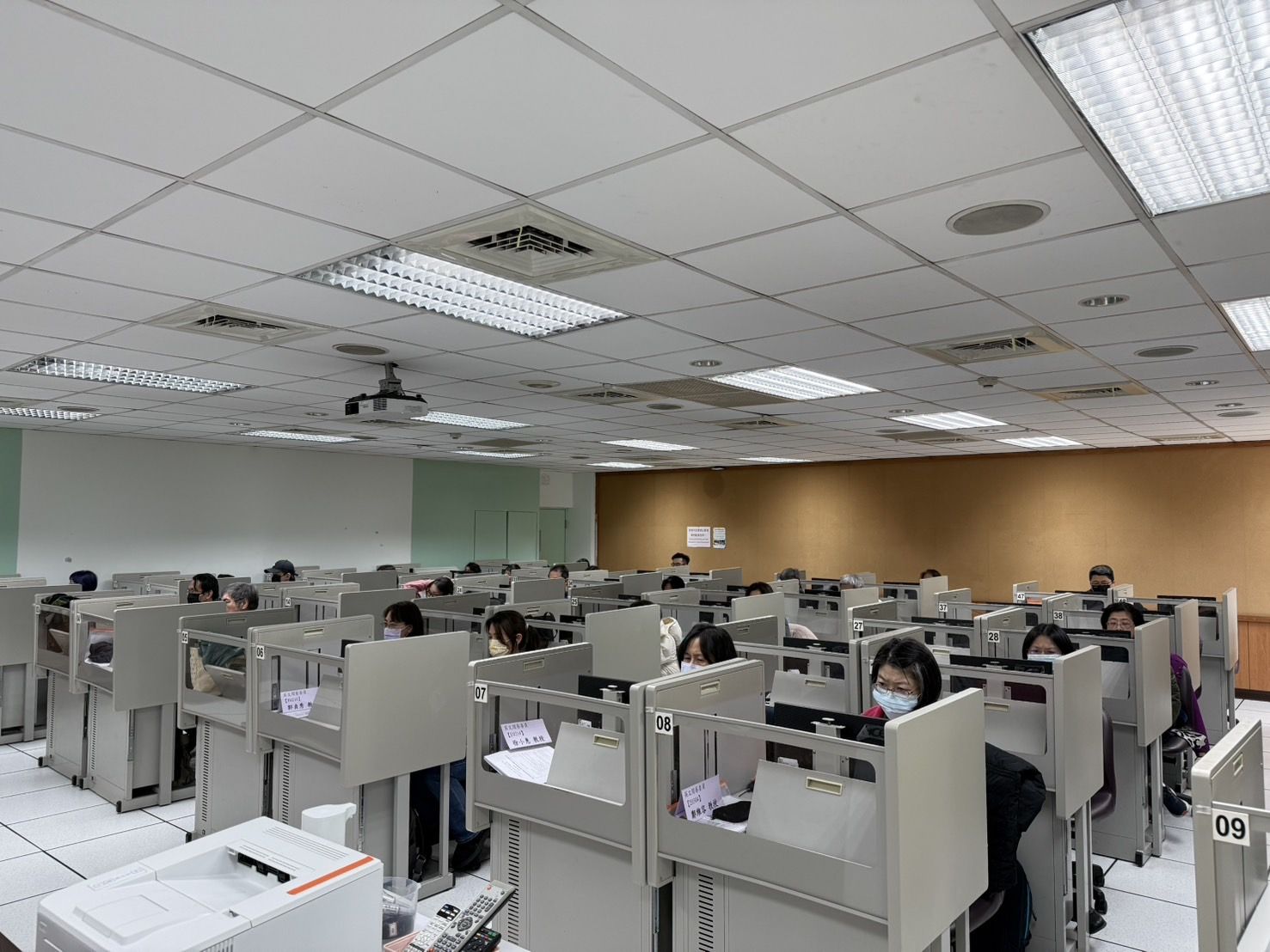 ▲▼大考中心閱卷老師正進行學測非選題閱卷。（圖／大考中心提供）