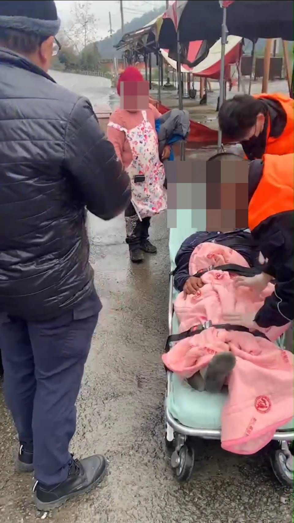 ▲信義鄉雙龍部落警民合作，接力護送中風病患金姓男子及時就醫。（圖／記者高堂堯翻攝）