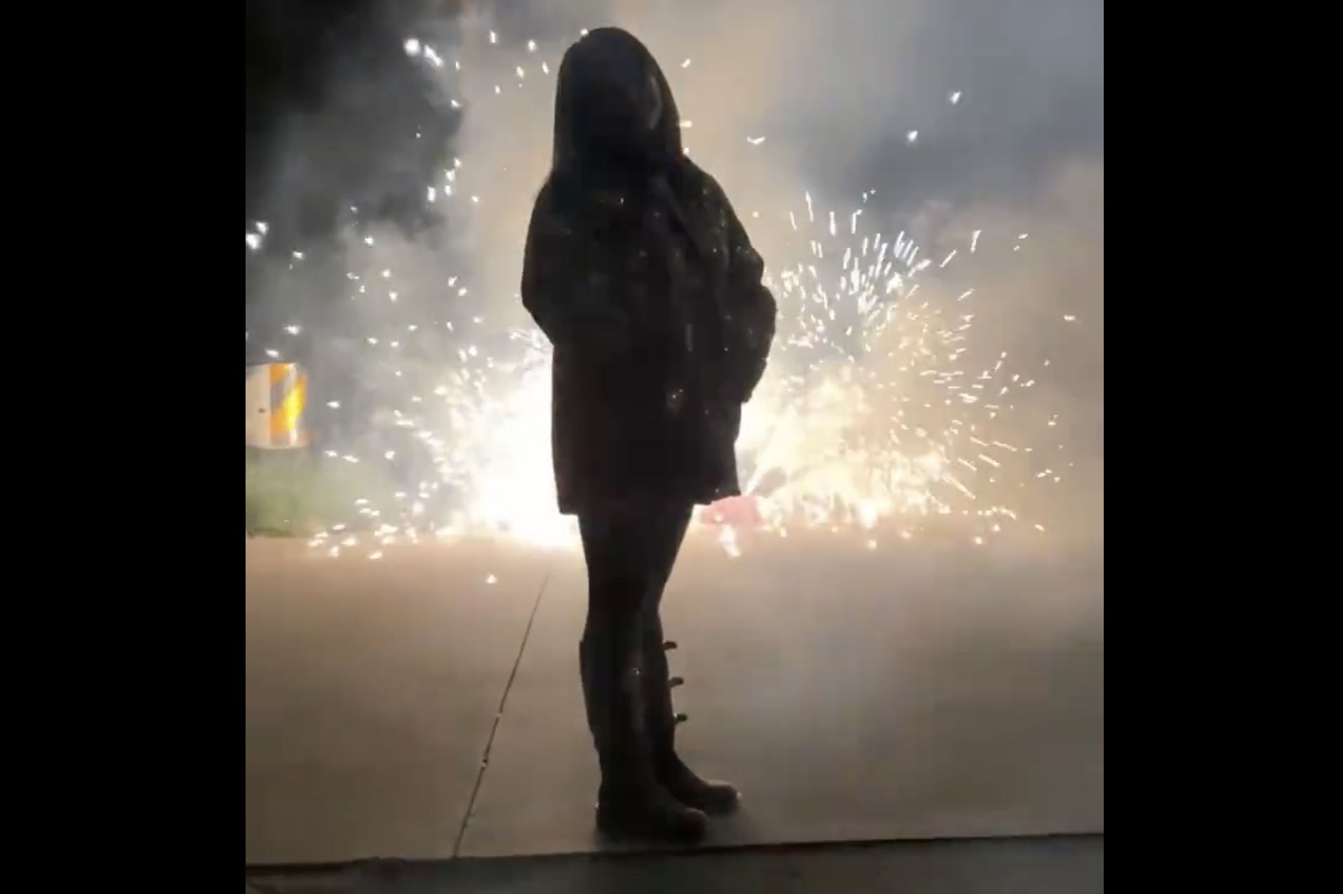 ▲江蘇一名女子在煙火前拍美照，一秒後被撞飛。（圖／翻攝微博）