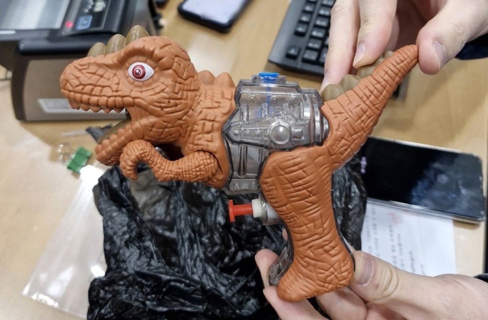 ▲▼南韓男子竟然拿著裝有恐龍玩具水槍的黑色塑膠袋搶銀行。（圖／釜山機張警察署）