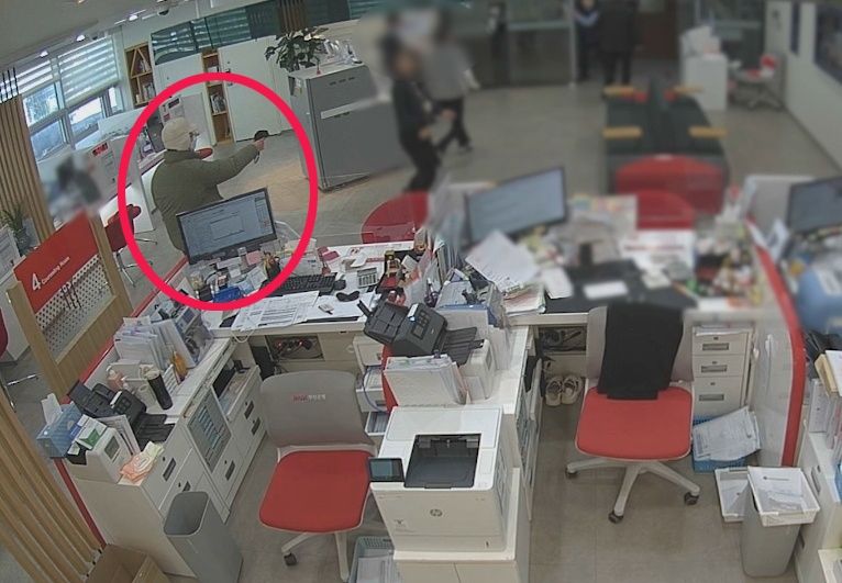 ▲▼韓男作勢持槍搶銀行。（圖／翻攝自韓網）