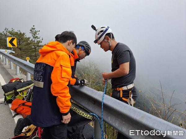 ▲▼合歡山「賓士衝破護欄」墜200m深谷　車體嚴重變形。（圖／記者高堂堯翻攝）