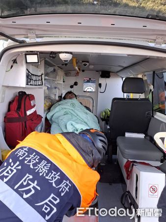 ▲▼合歡山「賓士衝破護欄」墜200m深谷　車體嚴重變形。（圖／記者高堂堯翻攝）