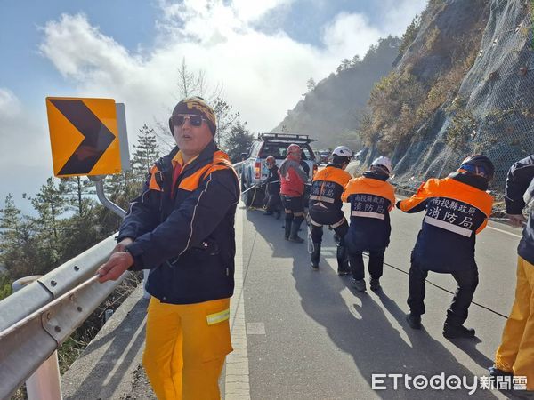 ▲▼合歡山「賓士衝破護欄」墜200m深谷　車體嚴重變形。（圖／記者高堂堯翻攝）
