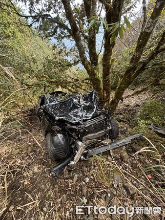 ▲▼合歡山「賓士衝破護欄」墜200m深谷　車體嚴重變形。（圖／記者高堂堯翻攝）
