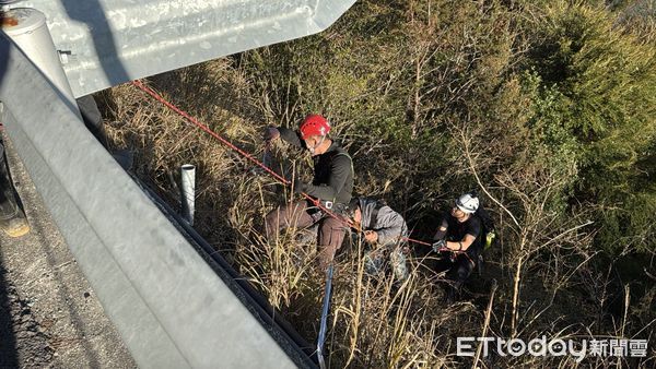 ▲▼合歡山「賓士衝破護欄」墜200m深谷　車體嚴重變形。（圖／記者高堂堯翻攝）