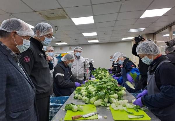 ▲張善政視察營養午餐有機蔬菜截切廠