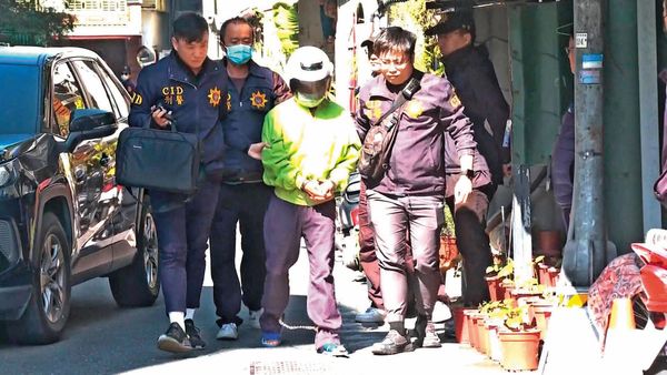 警方將涉嫌殺害3名婦人的張介宗（中）押返住處，盼能突破心防。（鏡新聞提供）