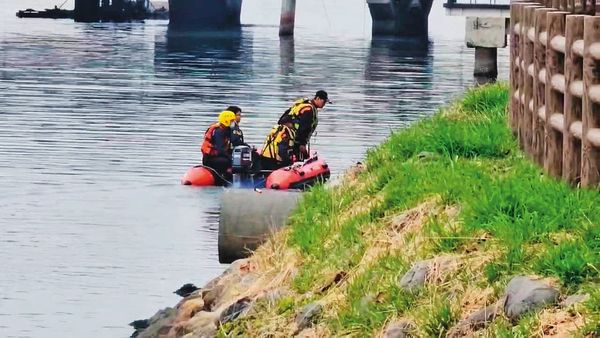 警方連續多天派出潛水人員，至棄屍現場打撈死者屍塊。（鏡新聞提供）