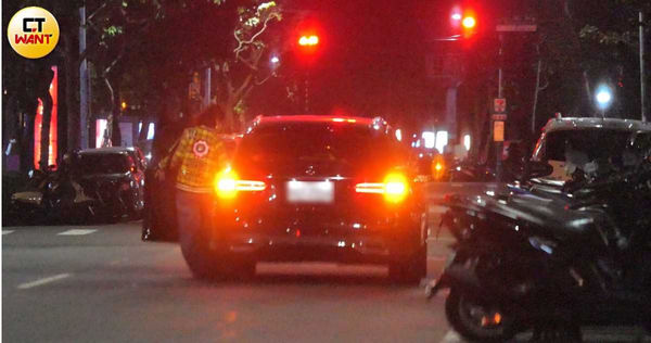 獨家／直擊王彩樺帶愛女庭庭吃好料　不怕罰單車停路中央