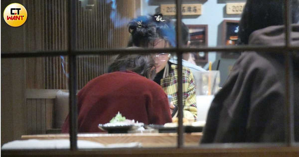 獨家／直擊王彩樺帶愛女庭庭吃好料　不怕罰單車停路中央