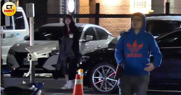 獨家／直擊王彩樺帶愛女庭庭吃好料　不怕罰單車停路中央