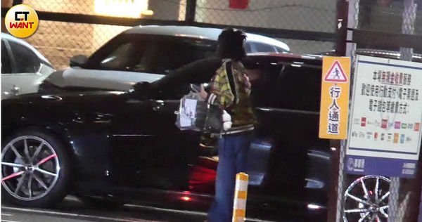 獨家／直擊王彩樺帶愛女庭庭吃好料　不怕罰單車停路中央