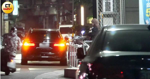 獨家／直擊王彩樺帶愛女庭庭吃好料　不怕罰單車停路中央