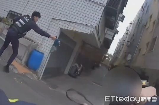 ▲蔡男酒後失控砸毀自家轎車玻璃後，持刀到社區閒逛，警方噴辣椒水後，緊接著射出電擊槍，才將蔡男制伏。（圖／記者楊永盛翻攝）