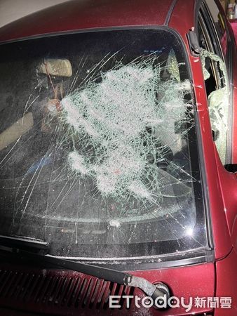 ▲蔡男酒後失控砸毀自家轎車玻璃後，持刀到社區閒逛，警方噴辣椒水後，緊接著射出電擊槍，才將蔡男制伏。（圖／記者楊永盛翻攝）