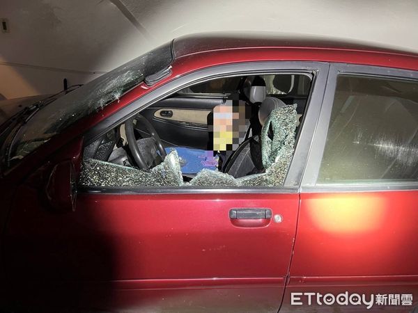 ▲蔡男酒後失控砸毀自家轎車玻璃後，持刀到社區閒逛，警方噴辣椒水後，緊接著射出電擊槍，才將蔡男制伏。（圖／記者楊永盛翻攝）