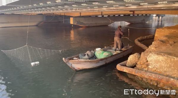 ▲▼ 前鎮河6天尋獲23屍塊！警方架設攔截網　全力防止屍塊飄向外海。（圖／記者賴文萱翻攝）