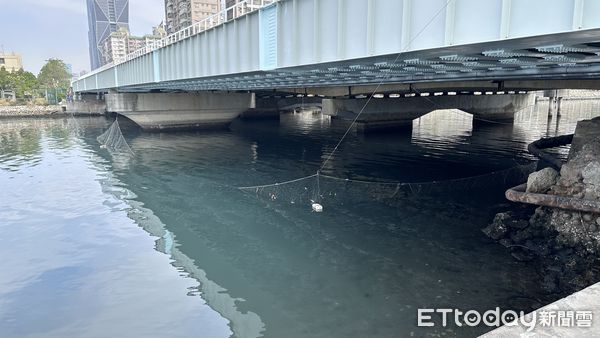 ▲▼ 前鎮河6天尋獲23屍塊！警方架設攔截網　全力防止屍塊飄向外海。（圖／記者賴文萱攝）