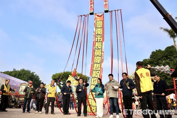 ▲台南鹽水蜂炮活動，11日上午隆重舉行啟炮儀式，將展開為期2天2夜的蜂炮輦轎遶境活動，並以花車遊行與民眾互動同歡，市長黃偉哲親臨主持為活動揭開序幕，邀請大家一起來鹽水體驗。（圖／記者林東良翻攝，下同）