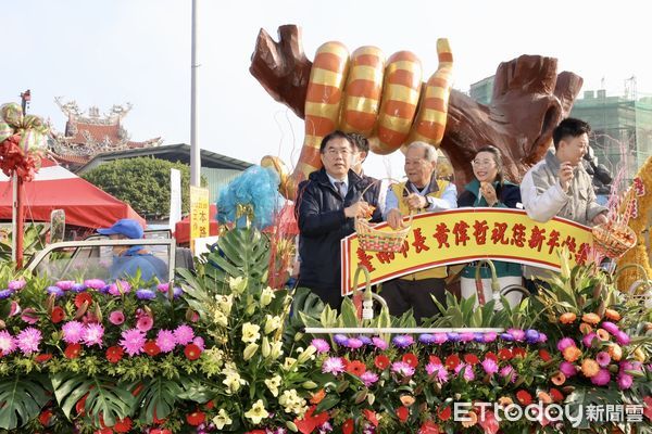 ▲台南鹽水蜂炮活動，11日上午隆重舉行啟炮儀式，將展開為期2天2夜的蜂炮輦轎遶境活動，並以花車遊行與民眾互動同歡，市長黃偉哲親臨主持為活動揭開序幕，邀請大家一起來鹽水體驗。（圖／記者林東良翻攝，下同）