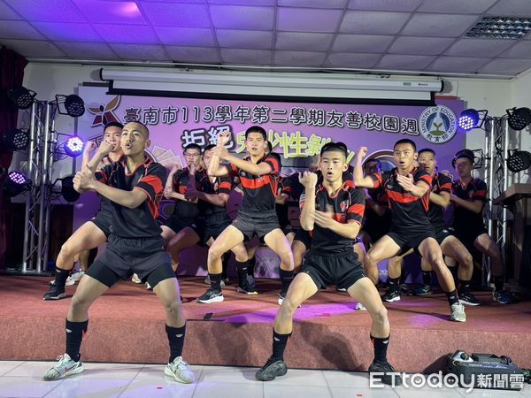 ▲台南市政府殷世熙副秘書長，2日代表黃偉哲市長至六信高中和師生一同進行友善校園週宣導活動。（圖／記者林東良翻攝，下同）