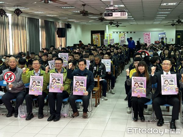 ▲台南市政府殷世熙副秘書長，2日代表黃偉哲市長至六信高中和師生一同進行友善校園週宣導活動。（圖／記者林東良翻攝，下同）