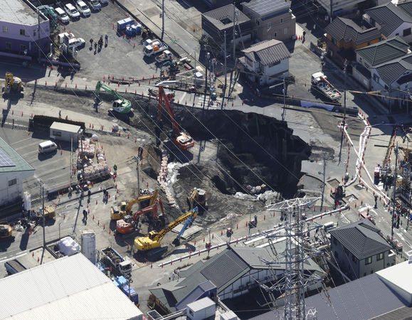 ▲▼日本埼玉縣八潮市道路出現天坑，搜救作業仍未有進展。（圖／達志影像／美聯社）