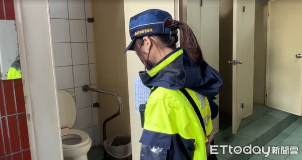 ▲有網友在網路社群PO出影片，畫面中是在台南鹽水武廟女廁有1名男子躲在女廁內疑意圖偷窺女子如廁，被民眾發現後即逃離現場。（圖／翻攝自社會事新聞影音，下同）