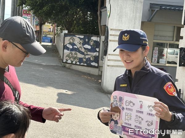 ▲▼爸爸們看呆了...國小開學「校門出現模特兒級警花」　175cm長腿警現身。（圖／記者許權毅翻攝）