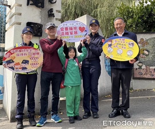 ▲▼爸爸們看呆了...國小開學「校門出現模特兒級警花」　175cm長腿警現身。（圖／記者許權毅翻攝）