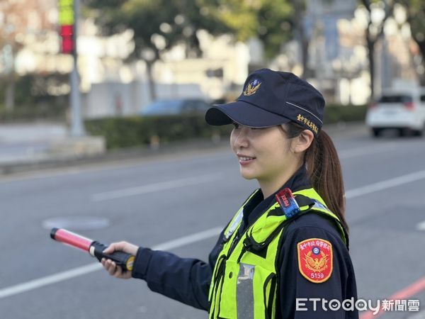 ▲▼爸爸們看呆了...國小開學「校門出現模特兒級警花」　175cm長腿警現身。（圖／記者許權毅翻攝）