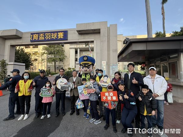 ▲▼爸爸們看呆了...國小開學「校門出現模特兒級警花」　175cm長腿警現身。（圖／記者許權毅翻攝）