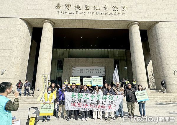 ▲桃勤產總、桃勤工會與長榮工會基層員工代表今天上午到桃園地院前陳情，要求地院硬起來，解散長榮航勤工會。（圖／記者沈繼昌攝）