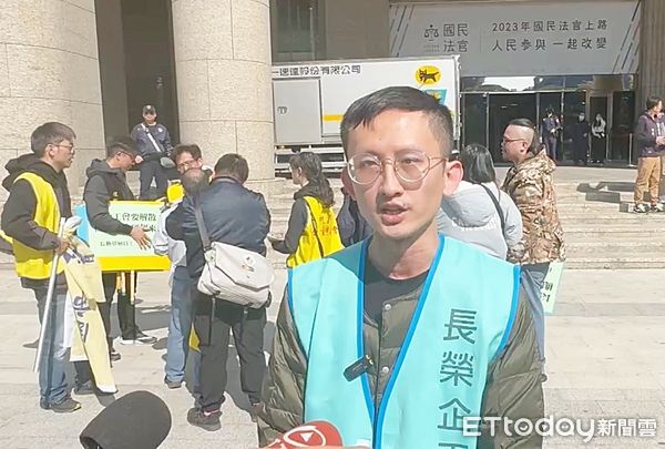 ▲桃勤產總、桃勤工會與長榮工會基層員工代表今天上午到桃園地院前陳情，長榮航勤工會顧問周聖凱提出說明。（圖／記者沈繼昌攝）