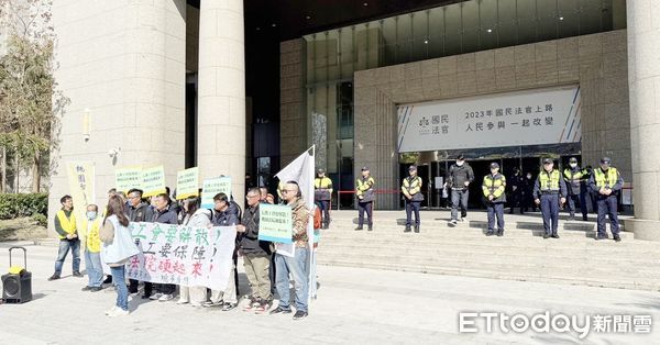 ▲桃勤產總、桃勤工會與長榮工會基層員工代表今天上午到桃園地院前陳情，桃園警方在場戒備防止陳情事件失控。（圖／記者沈繼昌攝）
