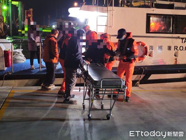 ▲▼北竿鄉親疑似中風，海巡晚間馳援後送             。（圖／記者林名揚翻攝）